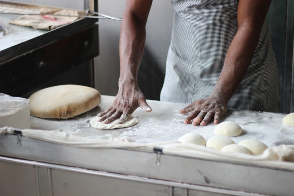 Boulanger en train de préparer du pain